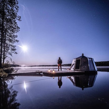 arctic guesthouse and igloos