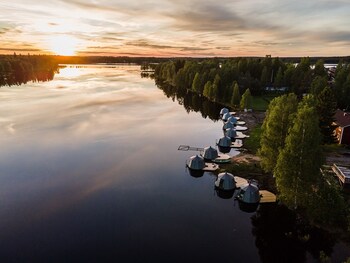 arctic guesthouse and igloos