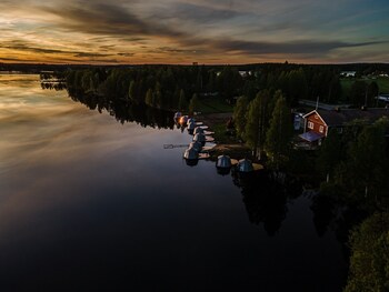 arctic guesthouse and igloos