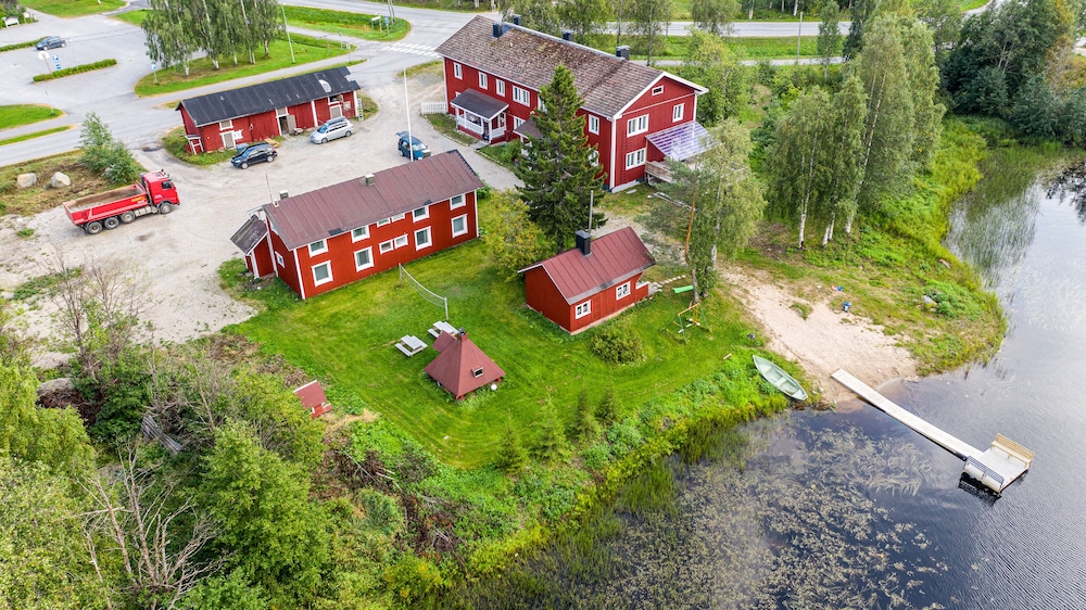 arctic guesthouse and igloos