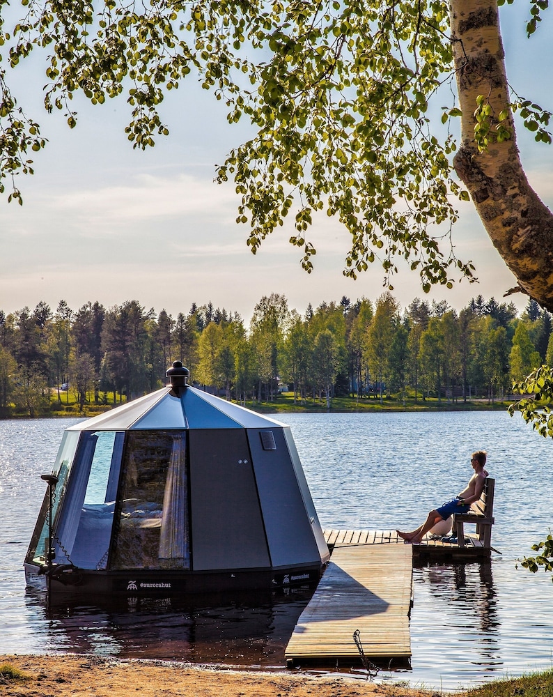 arctic guesthouse and igloos