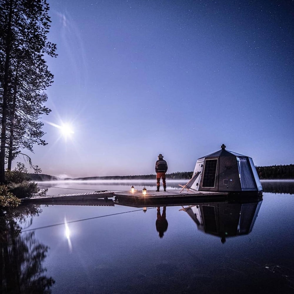 arctic guesthouse and igloos