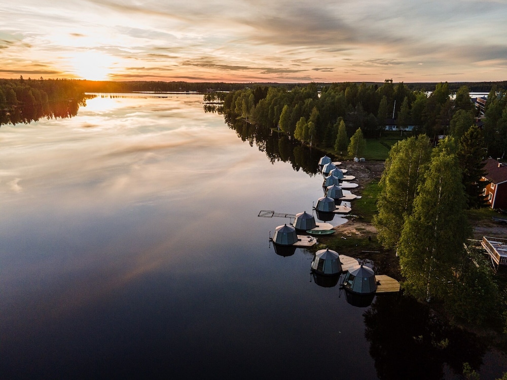 arctic guesthouse and igloos