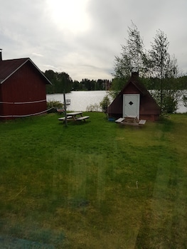 arctic guesthouse and igloos