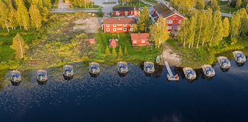 arctic guesthouse and igloos