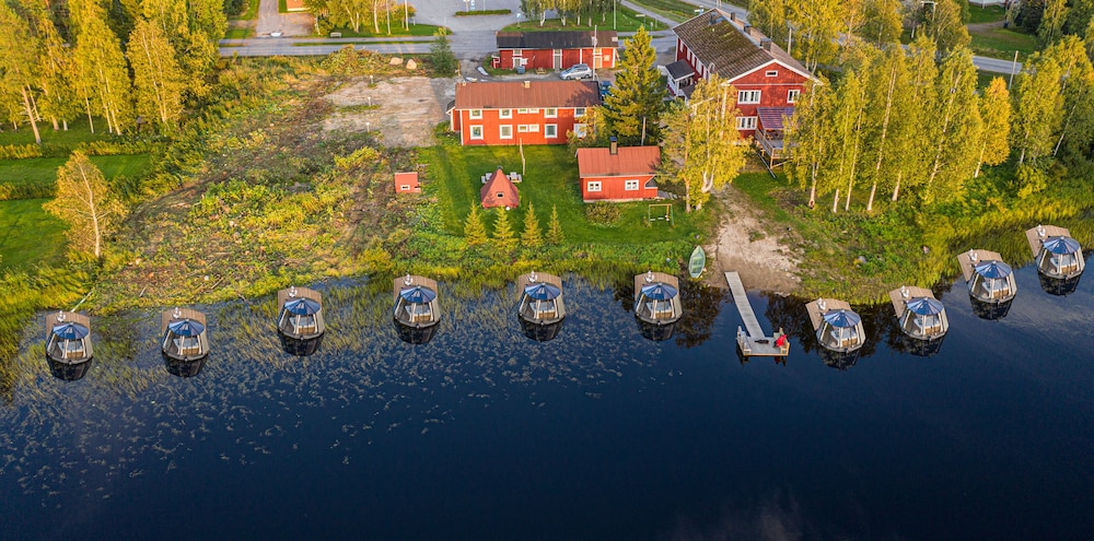 arctic guesthouse and igloos