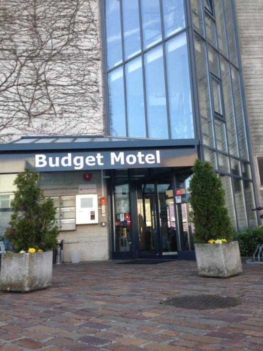 budget motel self check in