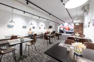 budget motel self check in