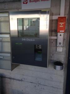 budget motel self check in