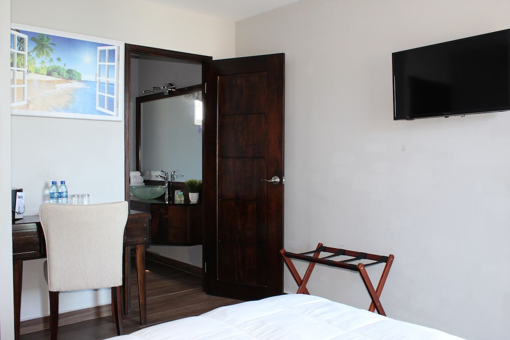 barefoot caye caulker hotel