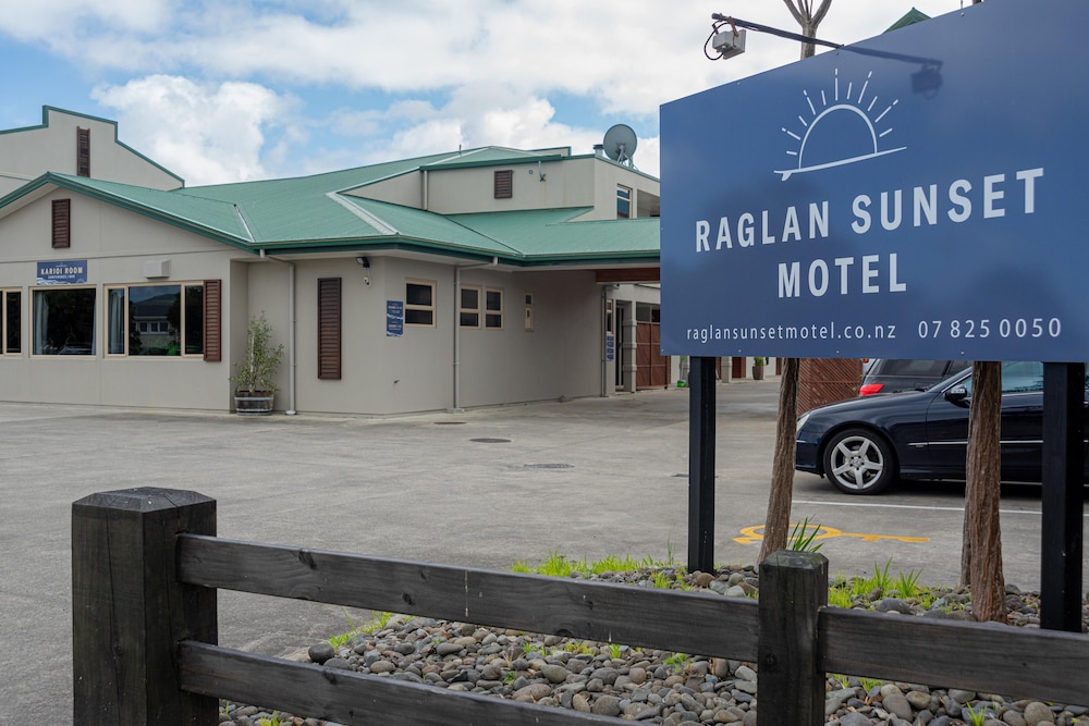 raglan sunset motel