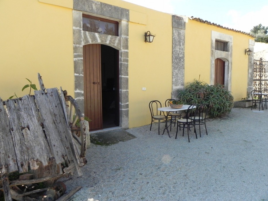 Case Damma,Catania>>Case Monterosso,3 star