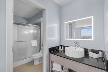 emerald hotel and suites