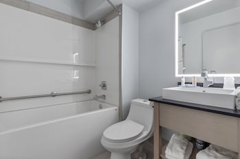 emerald hotel and suites