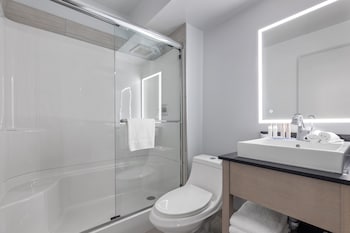 emerald hotel and suites