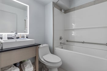 emerald hotel and suites