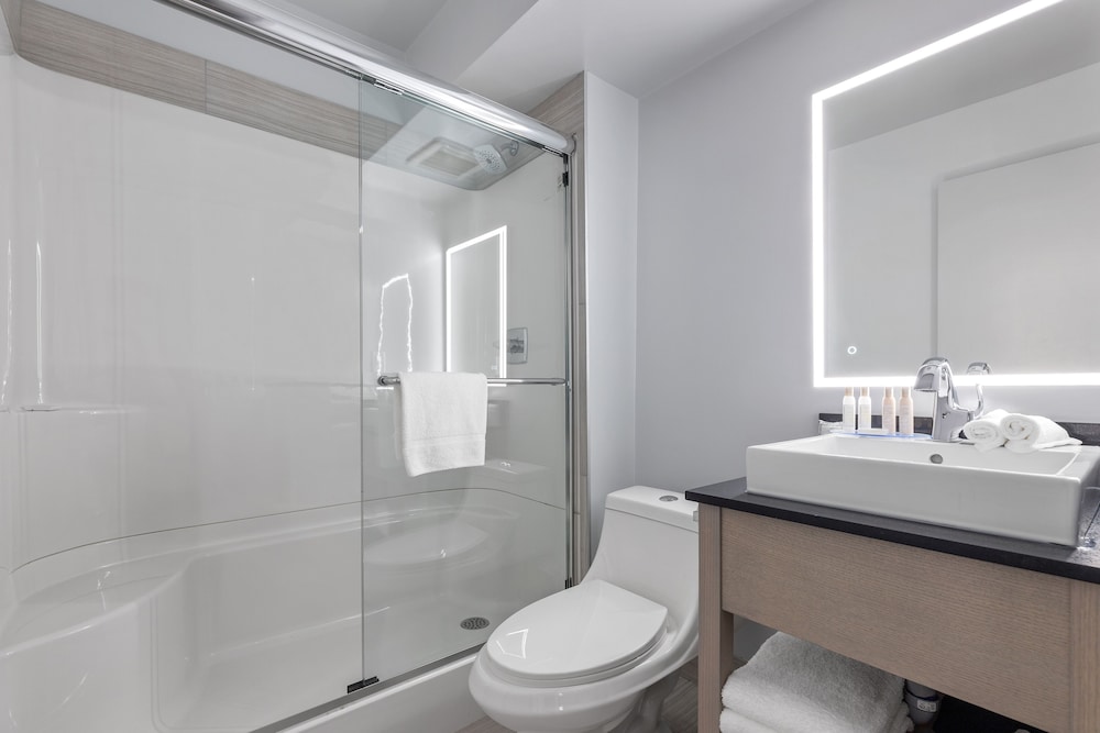 emerald hotel and suites