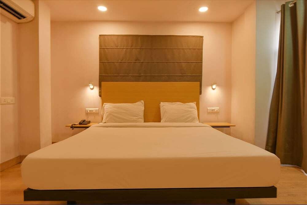 oyo townhouse 152 hotel suncitel airport