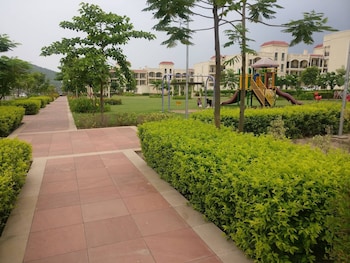 mount view double bed by aparna bienvenue