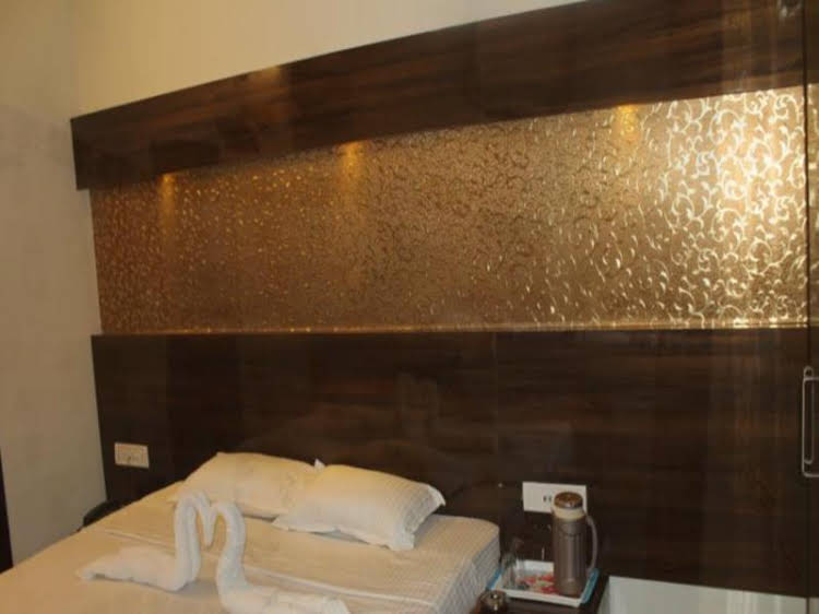 hotel crown plaza malviya nagar