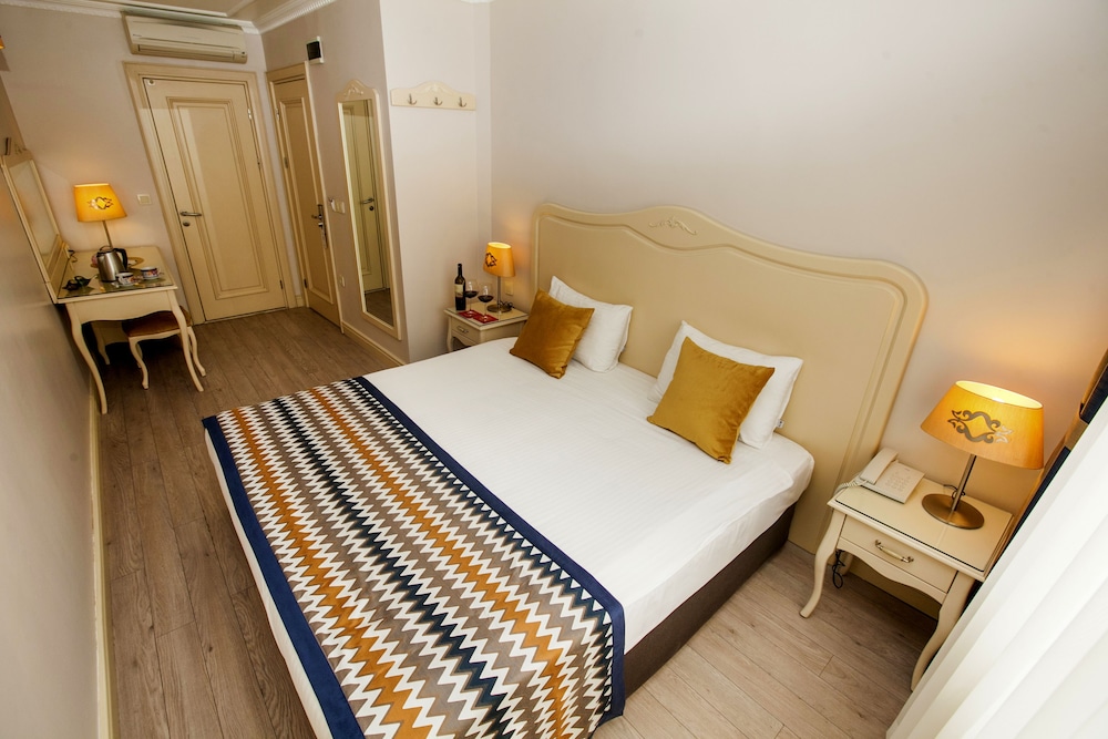 raymond hotel old city