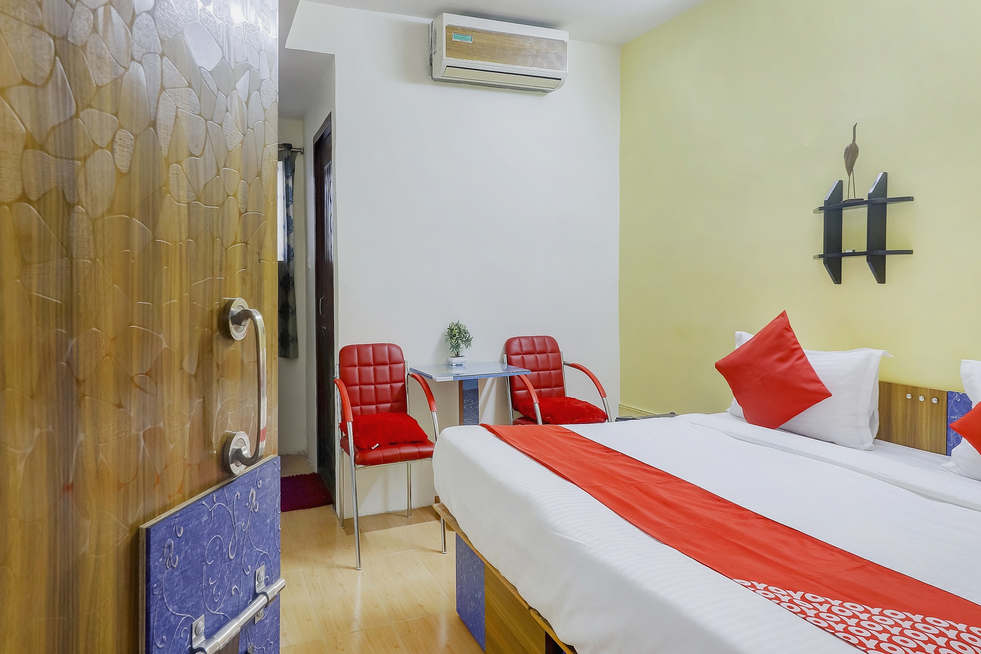 oyo flagship 76333 shannu residency