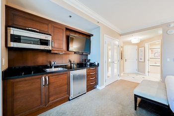 stripviewsuites two bedroom at signature