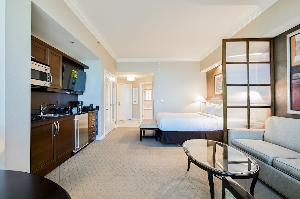 stripviewsuites two bedroom at signature