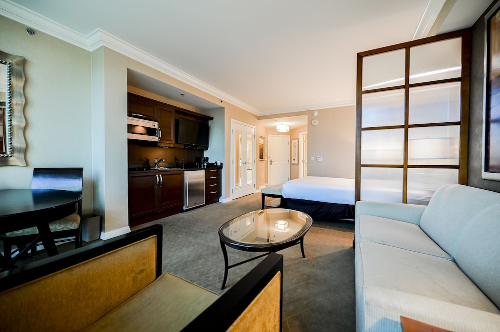 stripviewsuites two bedroom at signature