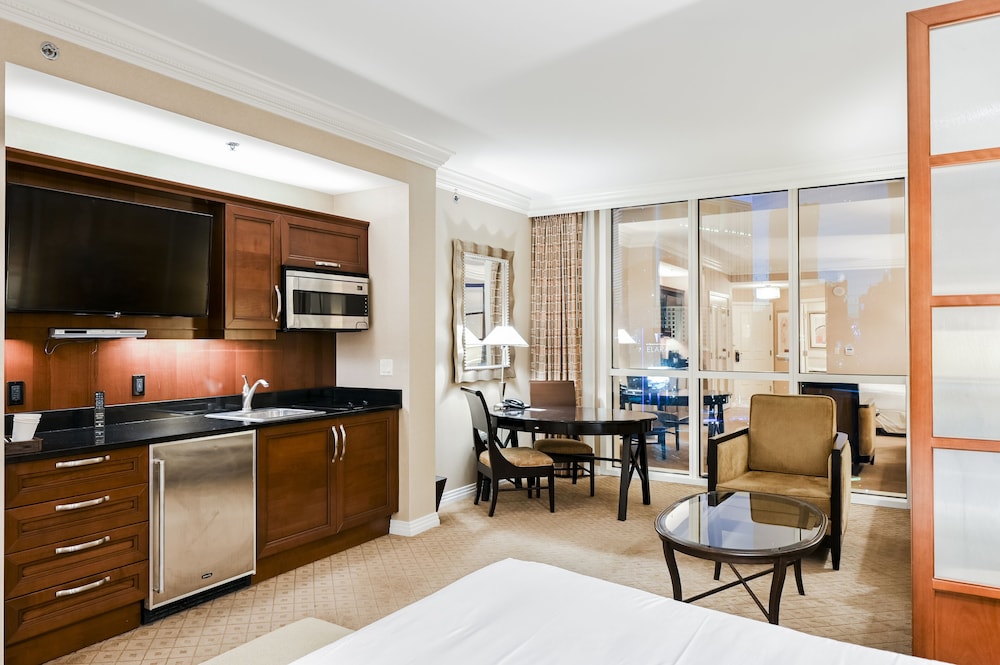 stripviewsuites two bedroom at signature