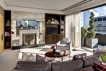 the towers at lotte new york palace