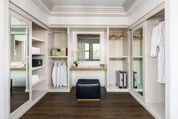 the towers at lotte new york palace