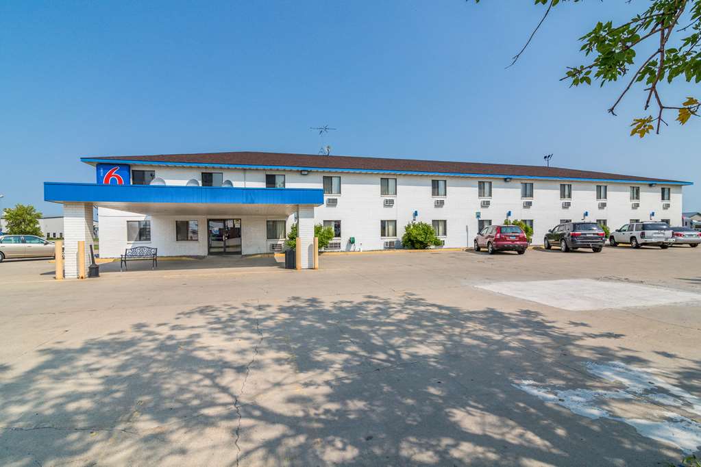 motel 6 fargo south
