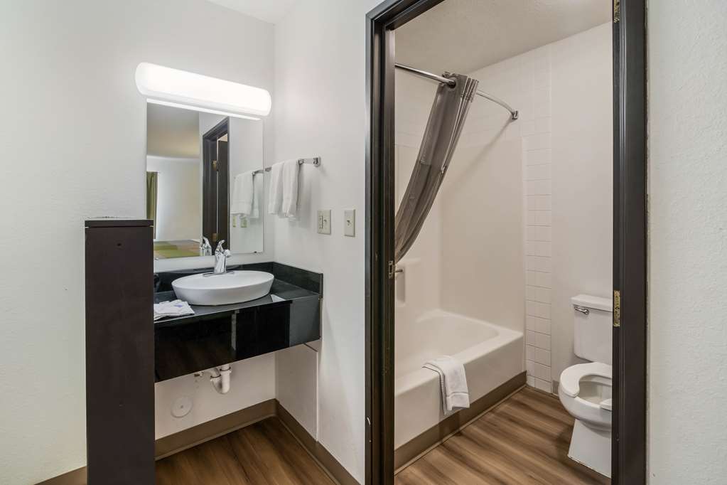 motel 6 fargo south