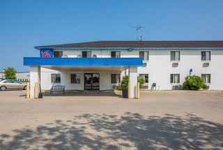 motel 6 fargo south