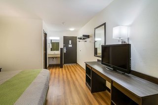 motel 6 fargo south