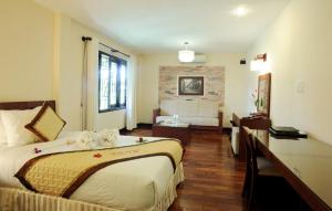 vinh hung riverside resort and spa