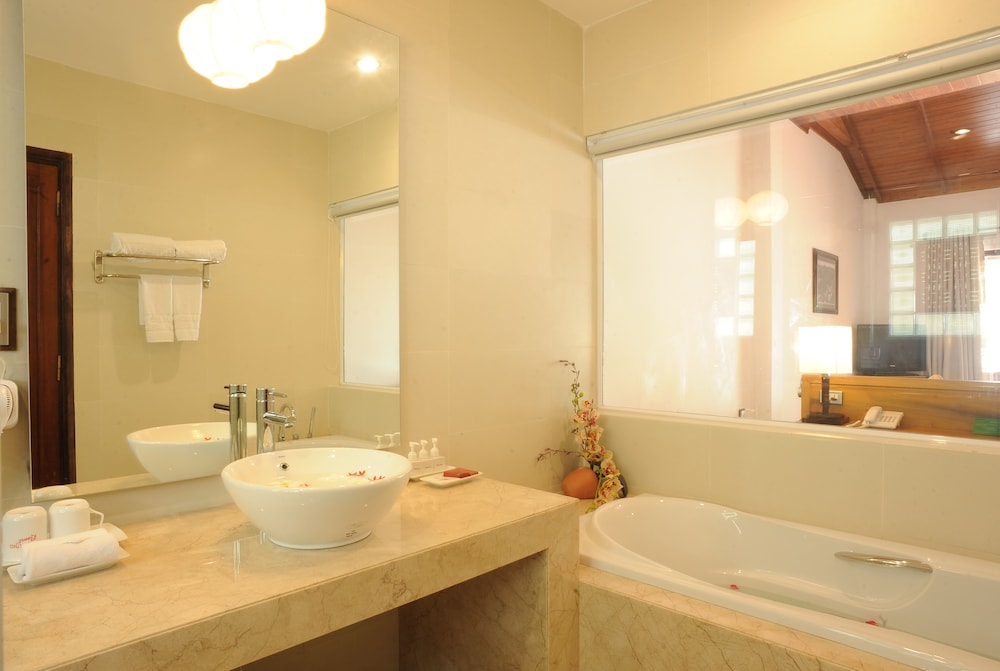 vinh hung riverside resort and spa