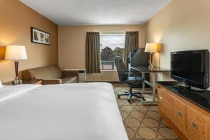 Comfort Inn Kenora,Near Kenora Golf And Country Club,3 star