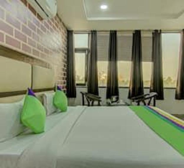 oyo 4856 hotel the benz