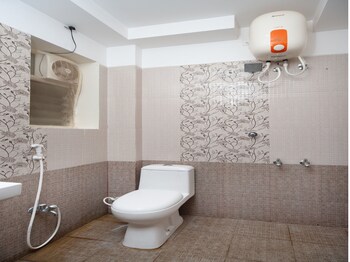 oyo 16595 famous residency