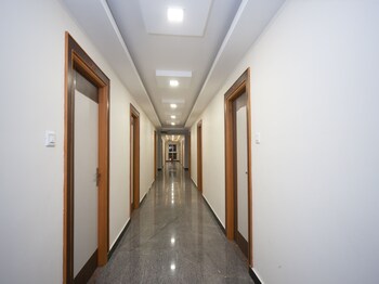 oyo 16595 famous residency