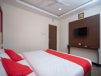 oyo 16595 famous residency