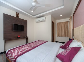 oyo 16595 famous residency