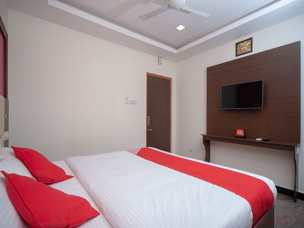 oyo 16595 famous residency