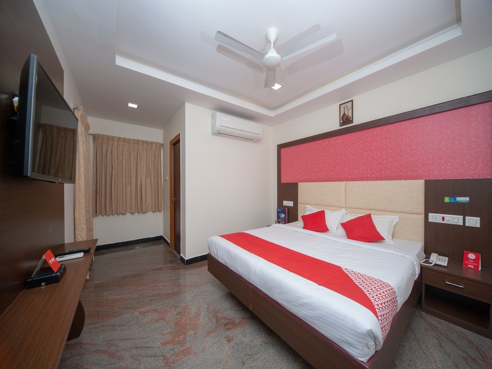 oyo 16595 famous residency