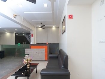 oyo 16595 famous residency