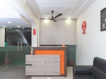 oyo 16595 famous residency