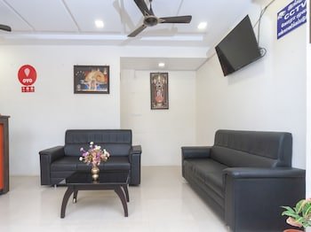 oyo 16595 famous residency