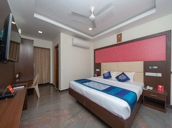 oyo 16595 famous residency